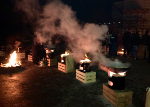 Repas sur le feu, illuminé par de nombreuses bougies