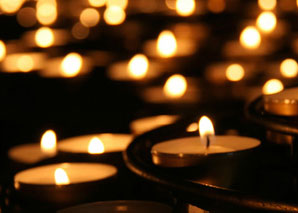 Repas sur le feu, illuminé par de nombreuses bougies