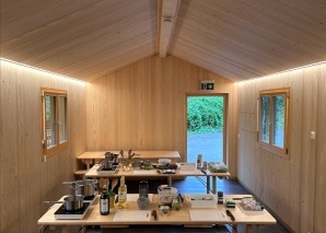 Cours de cuisine en équipe avec ambiance de chalet