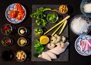 Cuisiner des spécialités asiatiques en équipe