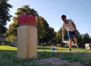 Jeu de Kubb avec barbecue