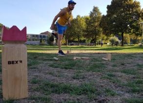 Jeu de Kubb avec barbecue