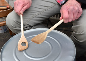 Tambouriner sur des objets de tous les jours