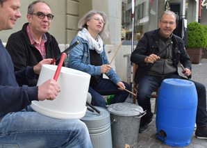 Tambouriner sur des objets de tous les jours