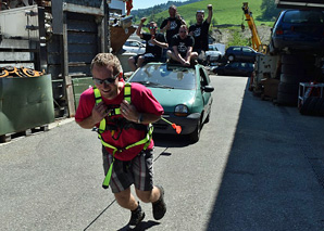 Truck pulling - all pull on the same rope