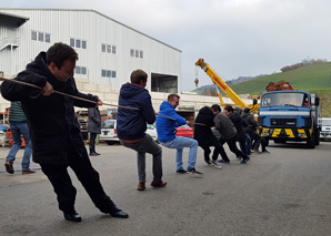 Truck pulling - all pull on the same rope