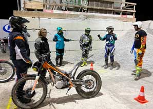 Trial-Motorradfahren in der Halle