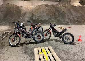 Trial-Motorradfahren in der Halle