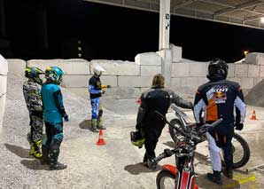 Trial-Motorradfahren in der Halle