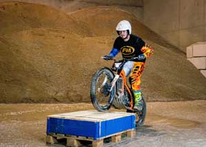 Trial moto en salle