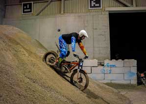 Trial-Motorradfahren in der Halle