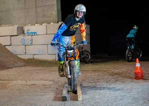 Trial moto en salle