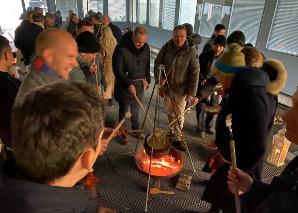 Outdoor-Fondue am Feuer