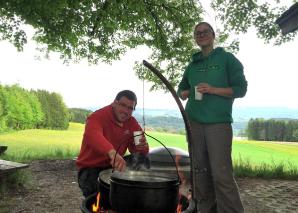 Outdoor-Fondue am Feuer