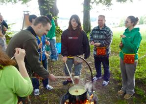 Outdoor-Fondue am Feuer