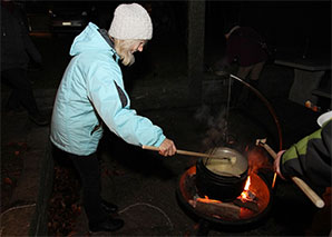 Outdoor-Fondue am Feuer