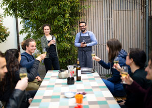 Outdoor-Teamkochen in der Gartenküche