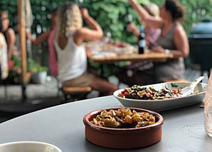 Outdoor-Teamkochen in der Gartenküche