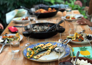 Outdoor-Teamkochen in der Gartenküche