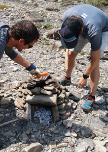 Cuisine d'équipe dans le four du berger péruvien