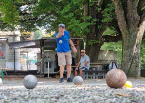 Playing petanque mobile