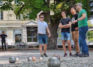 Playing petanque mobile