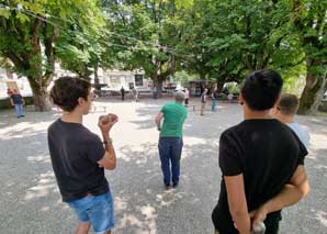 Playing petanque mobile