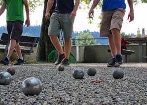 Playing petanque mobile