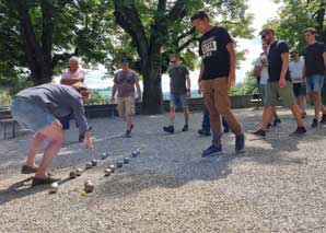 Playing petanque mobile