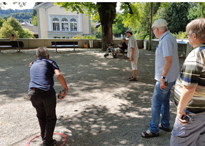 Pétanque-Spielen im Team