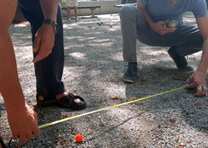 Pétanque-Spielen im Team