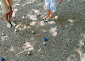 Pétanque-Spielen im Team