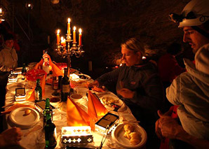 Se régaler avec une raclette dans la grotte du Hölloch