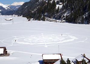 Dessiner un mandala dans la neige