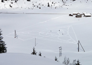 Dessiner un mandala dans la neige