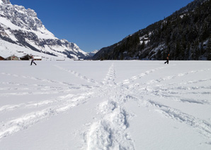 Dessiner un mandala dans la neige