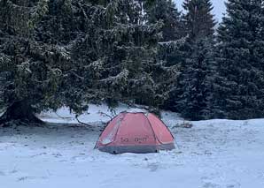 Snowshoe hike in the Jura