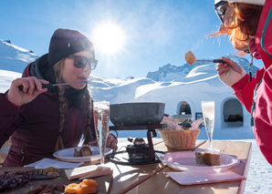 Schneeschuhlaufen zum Fondueplausch im Iglu bei Davos