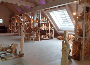 visite de l'atelier et sculpture sur bois