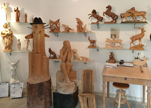 visite de l'atelier et sculpture sur bois