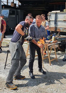 Speer schmieden – Schmiedekunst mit Holz