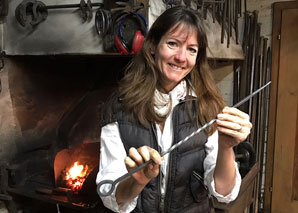 Forger des brochettes et des fourchettes à fondue avec de la nourriture.