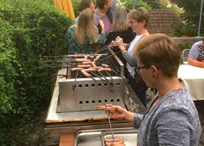 Forger des brochettes et des fourchettes à fondue avec de la nourriture.