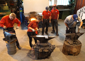 Forger des brochettes et des fourchettes à fondue en Appenzell