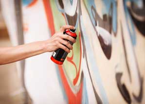 Spray & Bond: Graffiti Crew Experience