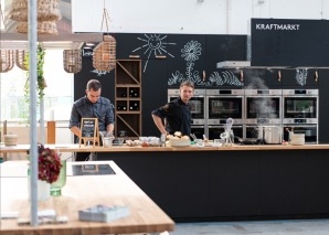 Teamkochen in der ehemaligen Industriehalle
