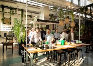 Teamkochen in der ehemaligen Industriehalle
