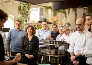 Teamkochen in der ehemaligen Industriehalle