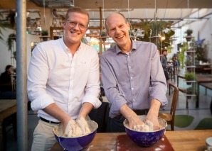 Teamkochen in der ehemaligen Industriehalle
