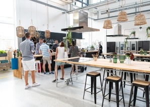 Teamkochen in der ehemaligen Industriehalle